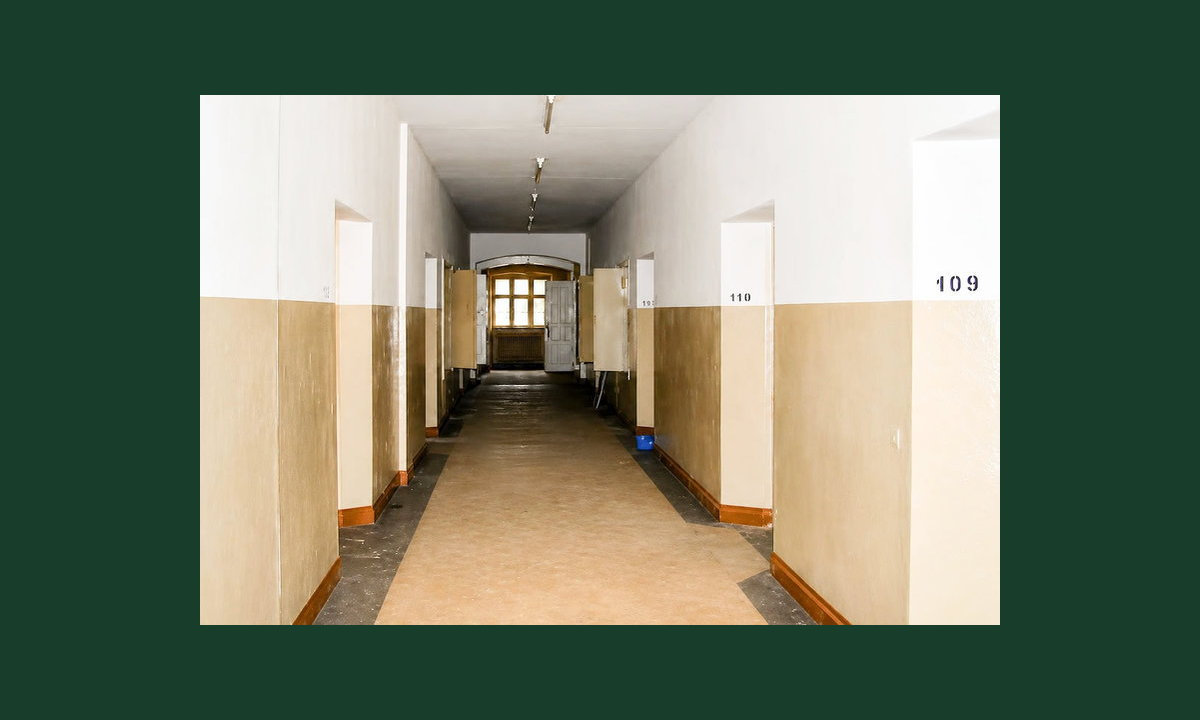Gang I - Kompanie Richtung Toiletten